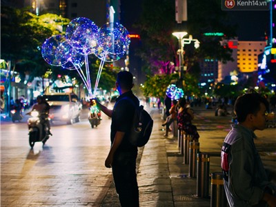 Bong bóng galaxy có gì hot mà ngập tràn phố đi bộ Nguyễn Huệ mùa Noel năm nay?